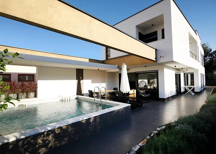 Neptunia - 4 Bedroom *