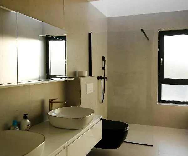 Neptunia - 4 Bedroom Vila *